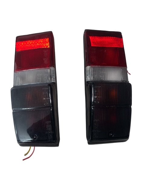 COPPIA FANALI POSTERIORI NISSAN PATROL TR 2.8 - Autoricambi4x4