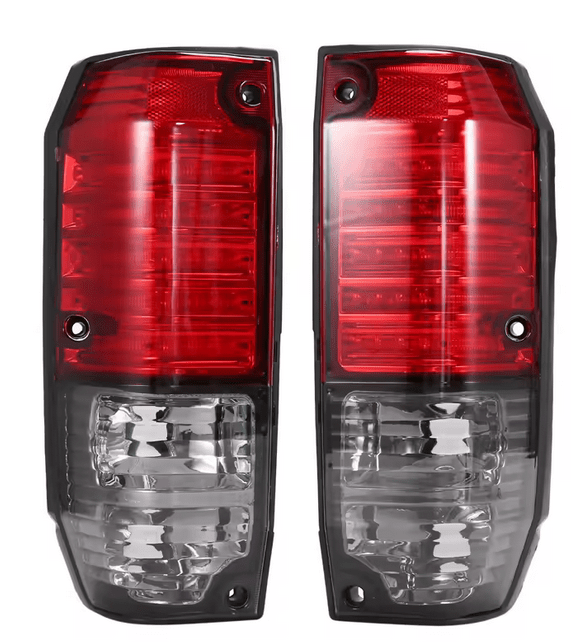 COPPIA FANALI POSTERIORI TOYOTA LAND CRUISER LJ70/ KZJ70/ BJ - Autoricambi4x4