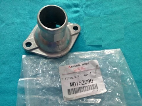 FLANGIA TERMOSTATO/ RACCORDO TUBO ASPIRAZIONE POMPA MITSUBISHI PAJERO II (ORIGINALE) - Autoricambi4x4
