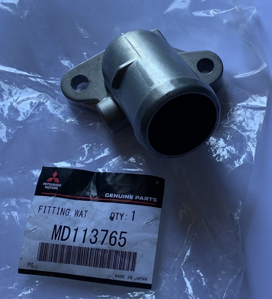 FLANGIA TERMOSTATO/ RACCORDO USCITA ACQUA MITSUBISHI PAJERO I (ORIGINALE) - Autoricambi4x4