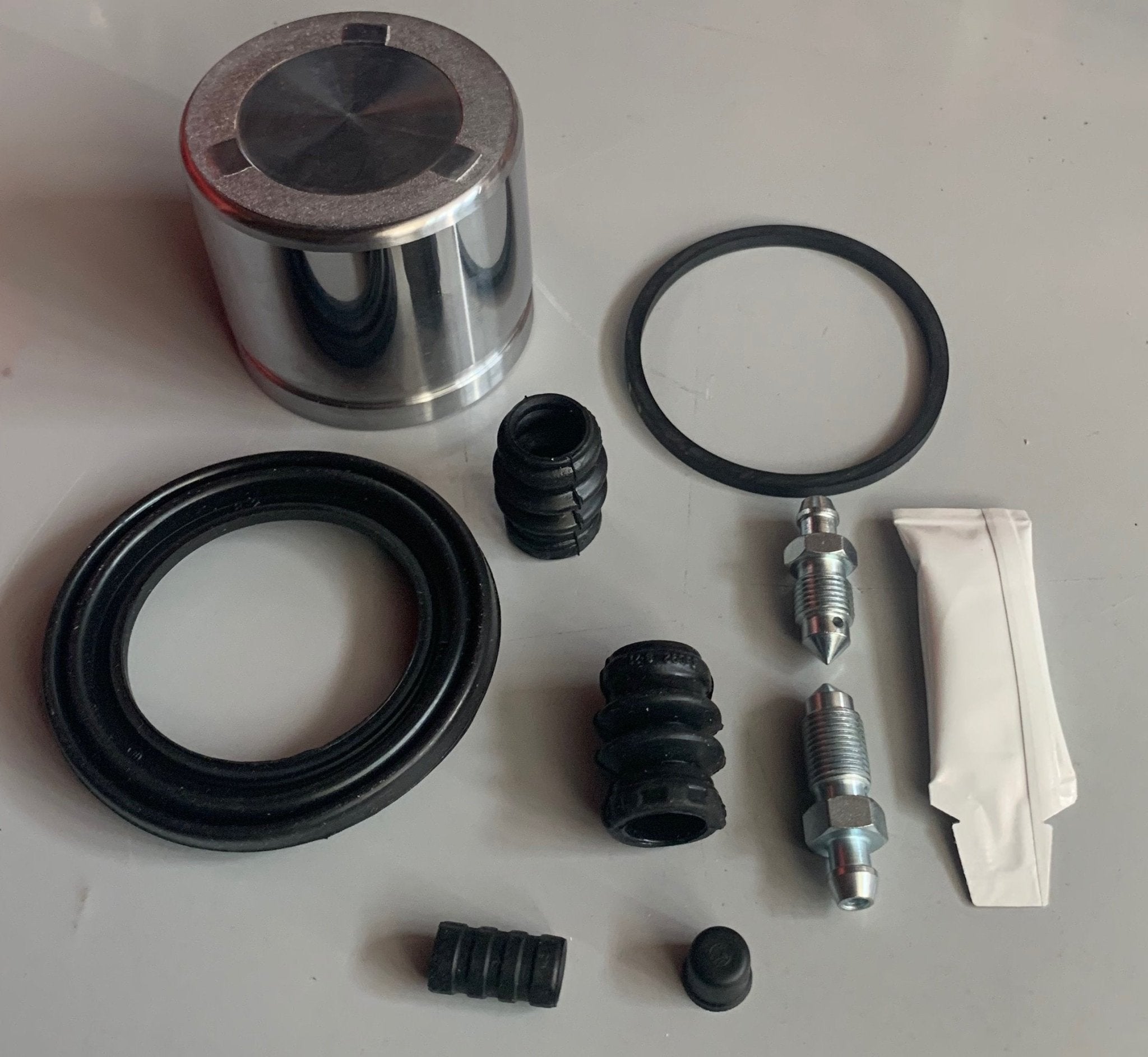 KIT REVISIONE PINZA FRENO ANTERIORE HYUNDAI GALLOPER II 2.5TD / 3.0 DAL 1997 AL 2003 (PISTONE: 57mm) - Autoricambi4x4