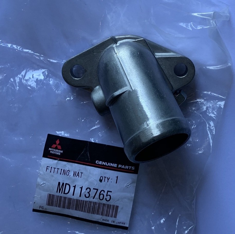 FLANGIA TERMOSTATO/ RACCORDO USCITA ACQUA MITSUBISHI PAJERO I (ORIGINALE) - Autoricambi4x4