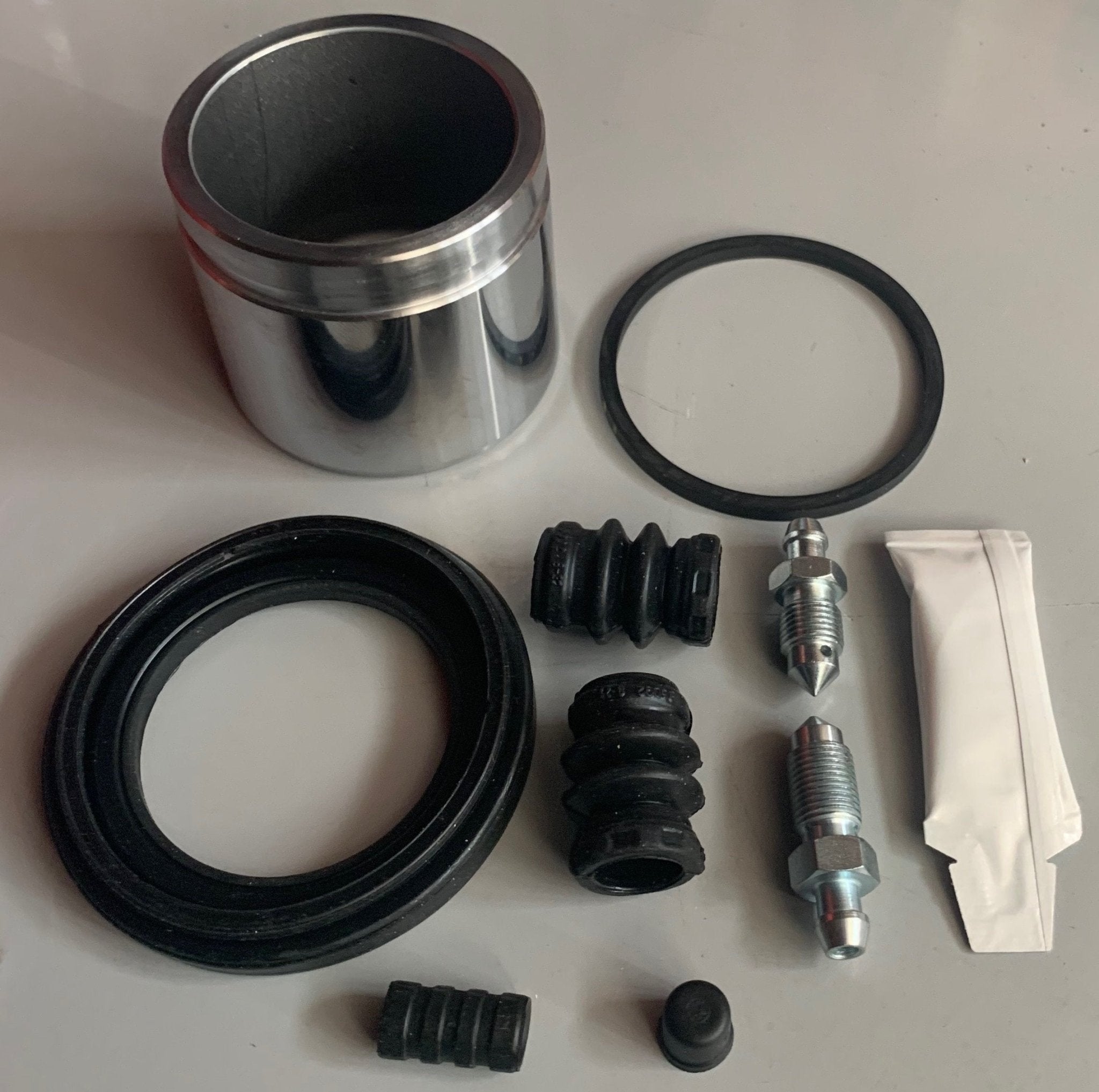 KIT REVISIONE PINZA FRENO ANTERIORE HYUNDAI GALLOPER II 2.5TD / 3.0 DAL 1997 AL 2003 (PISTONE: 57mm) - Autoricambi4x4