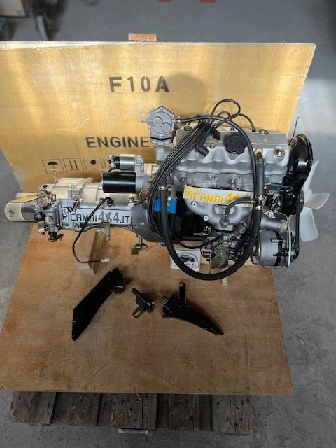 MOTORE COMPLETO CON CAMBIO SUZUKI SJ410/ SANTANA/ SAMURAI 1.0 (F10A) (MODELLO A CARBURATORE) - Autoricambi4x4