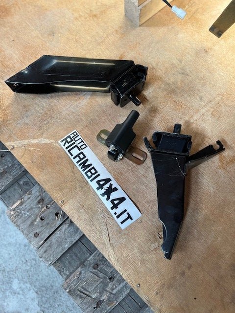 MOTORE COMPLETO CON CAMBIO SUZUKI SJ410/ SANTANA/ SAMURAI 1.0 (F10A) (MODELLO A CARBURATORE) - Autoricambi4x4