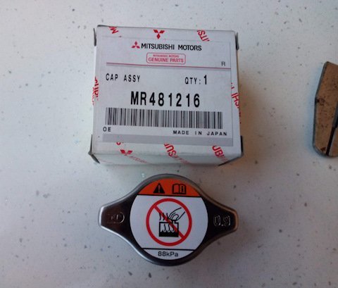 TAPPO RADIATORE MITSUBISHI L200/ PAJERO (ORIGINALE) - Autoricambi4x4